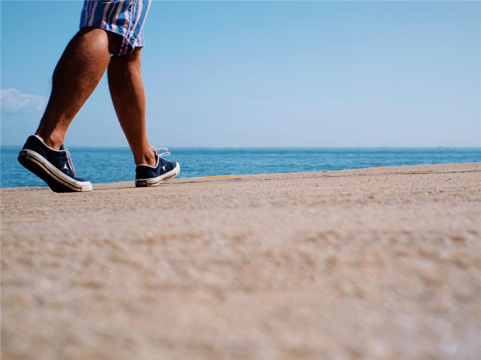 На прогулках по песчаным пляжам следует носить обувь,так как скорпион любит прятаться в песке