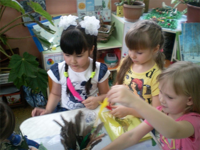 Дети рассматривают перья